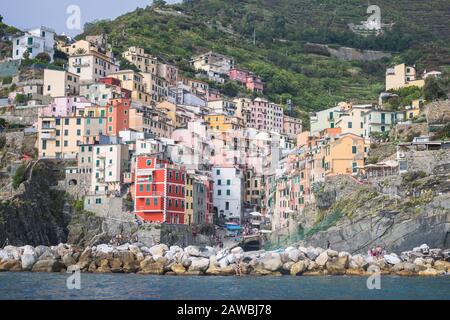 Vista dal mare della città delle cinque Terre di Riomaggiore. La maggior parte del villaggio orientale dei 5 villaggi. Foto Stock