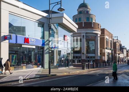 La Metro Bank e l'ingresso al centro commerciale Intu, High Street, Watford, Hertfordshire Foto Stock