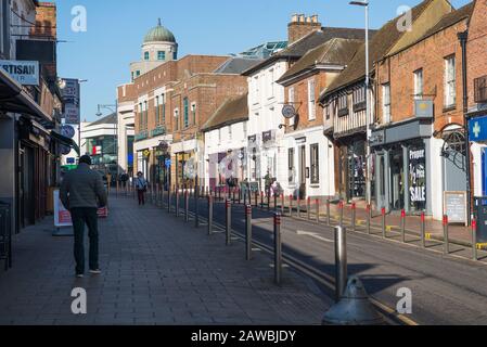 La parte vecchia di Watford High Street guarda verso il centro della città. Watford, Hertfordshire, Inghilterra, Regno Unito Foto Stock