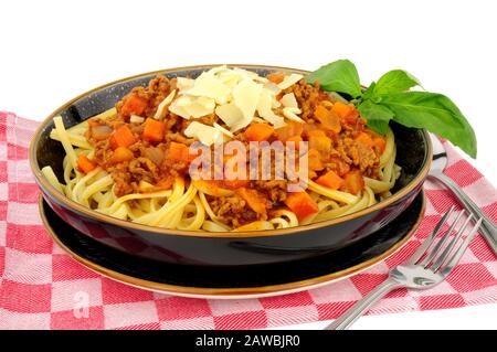 Spaghetti alla bolognese isolato su sfondo bianco Foto Stock