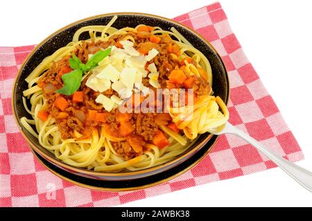 Spaghetti alla bolognese isolato su sfondo bianco Foto Stock