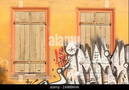 Chiusa vecchia serranda di legno su muro di casa dipinto di arancio, Saarbrücken, Saarland, Germania, Europa Foto Stock
