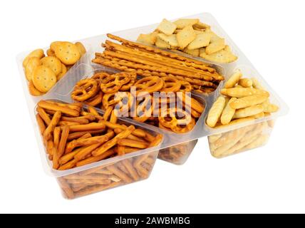 Confezione di salate pretzel e snack cracker mix isolato su sfondo bianco Foto Stock
