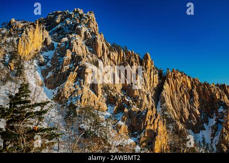I suggestivi paesaggi del Seoraksan National Park in Corea del Sud sono mozzafiato, soprattutto in inverno. Foto Stock