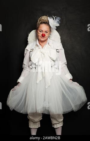 Сlown. Attrice performance al lavoro, Personaggio clown bianco Foto Stock