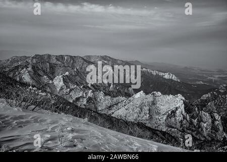 I suggestivi paesaggi del Seoraksan National Park in Corea del Sud sono mozzafiato, soprattutto in inverno. Foto Stock