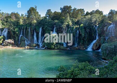 La Bosnia ed Erzegovina, Kravica cascate - Giugno 2018: popolare con i turisti Kravica cascata è una grande cascata di tufo sul fiume Trebižat, in Foto Stock