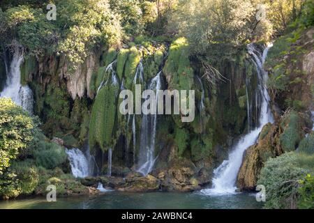 La Bosnia ed Erzegovina, Kravica cascate - Giugno 2018: popolare con i turisti Kravica cascata è una grande cascata di tufo sul fiume Trebižat, in Foto Stock