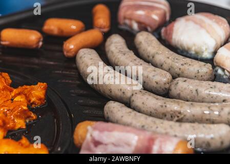 Diversi tipi di carne sono preparati sulla pietra calda Foto Stock