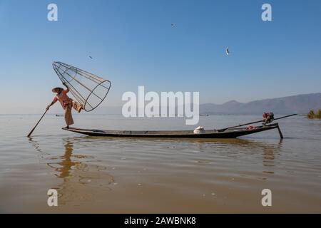 LAGO Inle, MYANMAR - 21 GENNAIO 2020: Pescatori tradizionali sul lago Inle Foto Stock