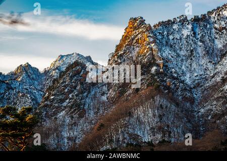 I suggestivi paesaggi del Seoraksan National Park in Corea del Sud sono mozzafiato, soprattutto in inverno. Foto Stock