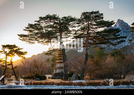 L'inverno dona un'atmosfera decisamente diversa ai luoghi di interesse culturale e ai monumenti del Seoraksan National Park, Corea del Sud. Foto Stock