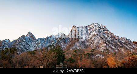 I suggestivi paesaggi del Seoraksan National Park in Corea del Sud sono mozzafiato, soprattutto in inverno. Foto Stock