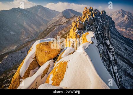 I suggestivi paesaggi del Seoraksan National Park in Corea del Sud sono mozzafiato, soprattutto in inverno. Foto Stock