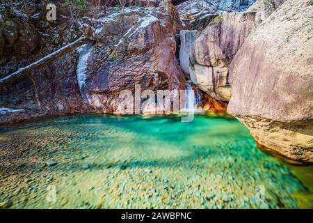 I suggestivi paesaggi del Seoraksan National Park in Corea del Sud sono mozzafiato, soprattutto in inverno. Foto Stock