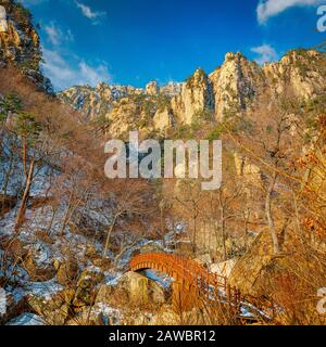 I suggestivi paesaggi del Seoraksan National Park in Corea del Sud sono mozzafiato, soprattutto in inverno. Foto Stock