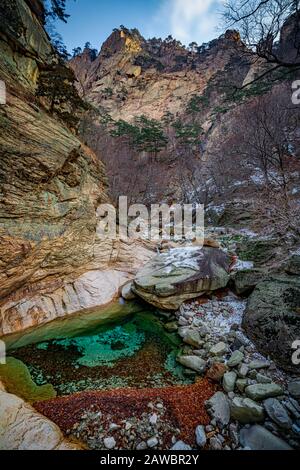 I suggestivi paesaggi del Seoraksan National Park in Corea del Sud sono mozzafiato, soprattutto in inverno. Foto Stock