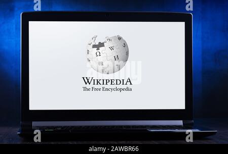 Poznan, POL - 14 NOVEMBRE 2019: Computer portatile che mostra il logo di Wikipedia, multilingue, web-based, enciclopedia libera, di proprietà e supportato dal Wikim Foto Stock