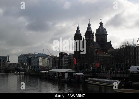 Amsterdam, PAESI BASSI Febbraio 2020, la Chiesa chiamata 'Basiliek van de Heilige Nicolaas' nel centro di Amsterdam, Paesi Bassi Foto Stock