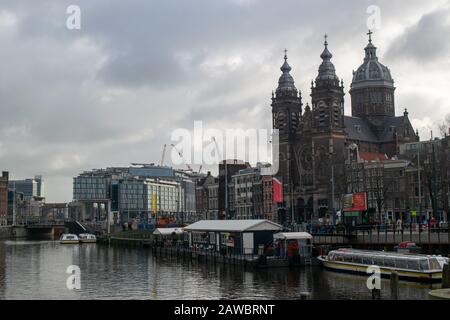 Amsterdam, PAESI BASSI Febbraio 2020, la Chiesa chiamata 'Basiliek van de Heilige Nicolaas' nel centro di Amsterdam, Paesi Bassi Foto Stock