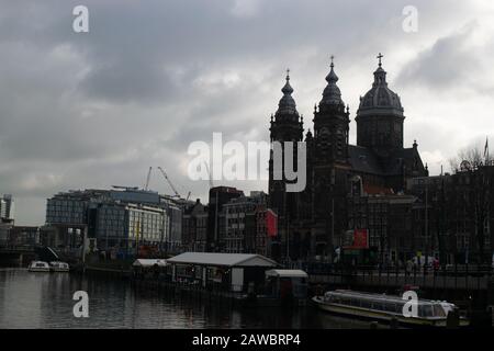 Amsterdam, PAESI BASSI Febbraio 2020, la Chiesa chiamata 'Basiliek van de Heilige Nicolaas' nel centro di Amsterdam, Paesi Bassi Foto Stock