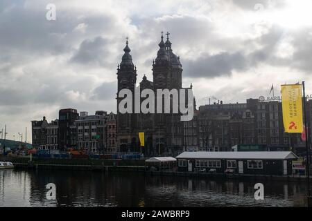 Amsterdam, PAESI BASSI Febbraio 2020, la Chiesa chiamata 'Basiliek van de Heilige Nicolaas' nel centro di Amsterdam, Paesi Bassi Foto Stock