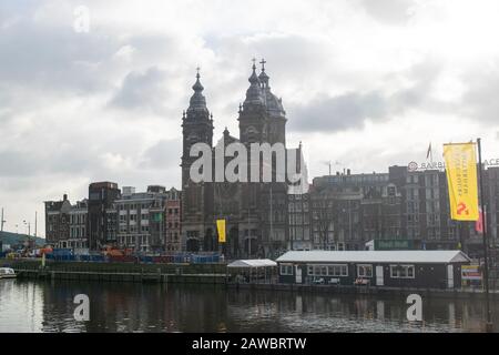 Amsterdam, PAESI BASSI Febbraio 2020, la Chiesa chiamata 'Basiliek van de Heilige Nicolaas' nel centro di Amsterdam, Paesi Bassi Foto Stock