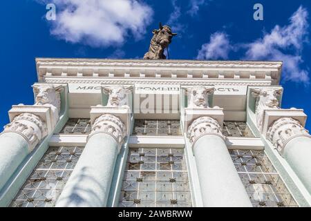 MOSCA, RUSSIA - il 25 MARZO 2017: Un frammento di una facciata del padiglione dell'industria della carne alla Mostra dei risultati dell'economia nazionale Foto Stock