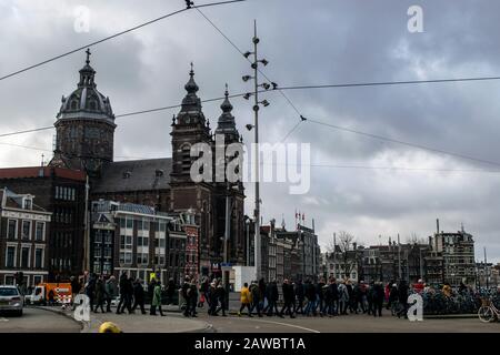 Amsterdam, PAESI BASSI Febbraio 2020, la Chiesa chiamata 'Basiliek van de Heilige Nicolaas' nel centro di Amsterdam, Paesi Bassi Foto Stock