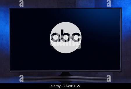 Poznan, POL - FEB 04, 2020: TV a schermo piatto che visualizza il logo della American Broadcasting Company (ABC) è una radio americana di trasmissione commerciale AN Foto Stock