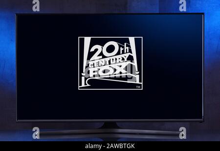 Poznan, POL - FEB 04, 2020: Set TV a schermo piatto che mostra il logo di 20th Century Studios, uno studio cinematografico americano che è una filiale del Walt Disne Foto Stock