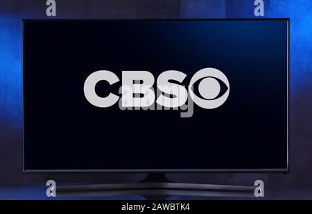 Poznan, POL - FEB 04, 2020: Televisore a schermo piatto con logo di CBS, una rete televisiva e radiofonica in lingua inglese americana, Foto Stock