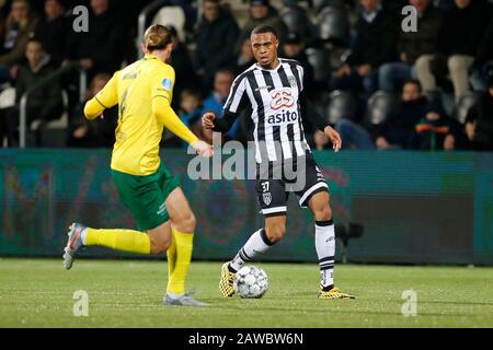 Almelo, Paesi Bassi. 26th Gen 2020. Almelo, 07-02-2020, Stadio Erve Asito, calcio, stagione 2019/2020, Eredivisie olandese, Heracles Almelo Delano Burgzorg durante la partita Heracles Almelo - Fortuna Sittard. Credito: Pro Shots/Alamy Live News Foto Stock