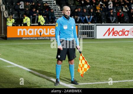 Almelo, Paesi Bassi. 26th Gen 2020. Almelo, 07-02-2020, Stadio Erve Asito, calcio, stagione 2019/2020, Eredivisie olandese, arbitro assstent Sander van Roekel durante la partita Heracles Almelo - Fortuna Sittard. Credito: Pro Shots/Alamy Live News Foto Stock