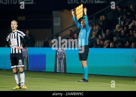 Almelo, Paesi Bassi. 26th Gen 2020. Almelo, 07-02-2020, Stadio Erve Asito, calcio, stagione 2019/2020, Eredivisie olandese, arbitro assistent Erwin Zeinstra durante la partita Heracles Almelo - Fortuna Sittard. Credito: Pro Shots/Alamy Live News Foto Stock