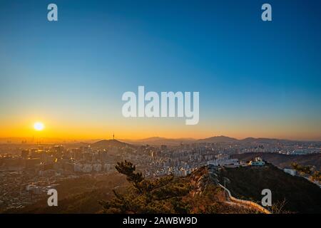 Il sole sorge sullo skyline di Seoul. Foto Stock