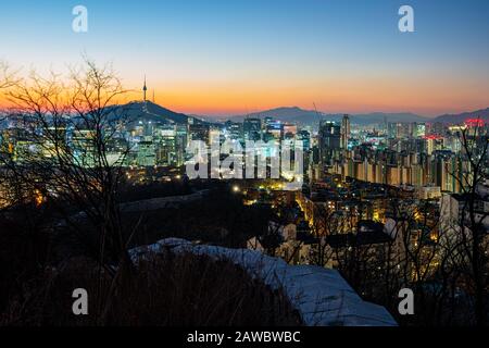 Il sole sorge sullo skyline di Seoul. Foto Stock