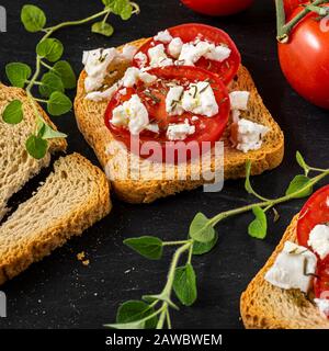 Piccoli toast con pomodori e formaggio Feta. Foto Stock