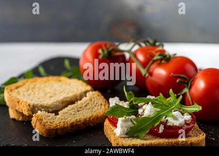 Piccoli toast con pomodori e formaggio Feta. Foto Stock