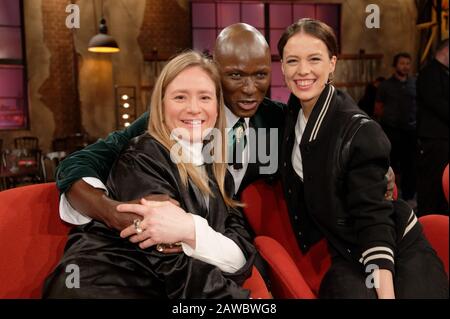 Colonia, Germania. 07th Feb, 2020. Attrici Julia Jentsch (l) e Paula Beer (r) e modello Papis Loveday (M) sono seduti in studio dopo la registrazione del talk show WDR 'Kölner Treff'. Credito: Henning Kaiser/Dpa/Alamy Live News Foto Stock