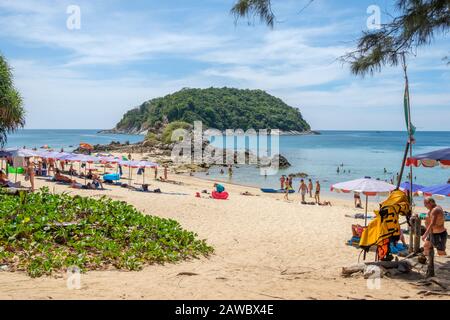 La spiaggia di Nai Harn vicino a Rawai è considerata una delle più belle di Phuket. Phuket è una grande isola e una destinazione popolare nel sud della Thailandia. Foto Stock