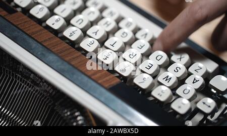 Premere con le dita il pulsante della macchina da scrivere Foto Stock