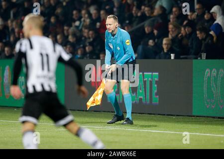 Almelo, Paesi Bassi. 26th Gen 2020. Almelo, 07-02-2020, Stadio Erve Asito, calcio, stagione 2019/2020, Eredivisie olandese, arbitro assistent Erwin Zeinstra durante la partita Heracles Almelo - Fortuna Sittard. Credito: Pro Shots/Alamy Live News Foto Stock