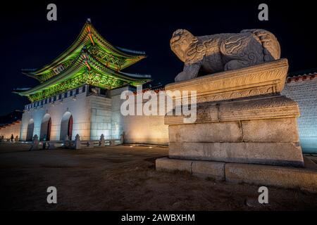 Visitatori Che Godono Di Palazzo Gyeongbokgung A Seoul, Corea Del Sud. Foto Stock