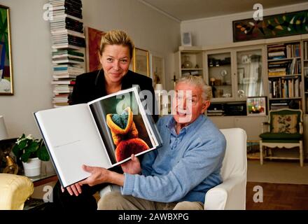 Lennart Nilsson è stato un fotografo e scienziato svedese. È stato notato per le sue fotografie di embrioni umani e di altri soggetti medici una volta considerato non fotografabile, e più in generale per la sua macro fotografia estrema. È stato anche considerato tra i primi fotogiornalisti moderni della Svezia. Qui è raffigurato con la figliastra Anne Fjellström che gestisce la tenuta fotografica del Sig. Nilssons Foto Stock