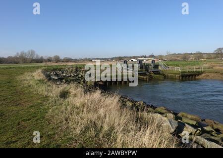 Martlesham Creek, Woodbridge, Suffolk, Regno Unito - 7 febbraio 2020: Luminosa mattina invernale al torrente. La saracinesca vicino al cantiere. Foto Stock