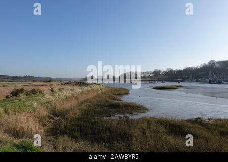 Martlesham Creek, Woodbridge, Suffolk, Regno Unito - 7 febbraio 2020: Luminosa mattina invernale al torrente. Foto Stock