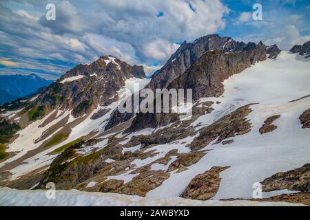 Il paesaggio lungo la traversa di Ptarmigan è tra i migliori del Nord America. Mentre è impegnativo, questo itinerario alpinistico vale bene lo sforzo. Foto Stock