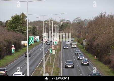 Martlesham Heath, Suffolk, Regno Unito - 8 febbraio 2020: Traffico sulla strada a doppia carreggiata A12 attraverso Martlesham in direzione nord verso Woodbridge e Lowestoft. Foto Stock