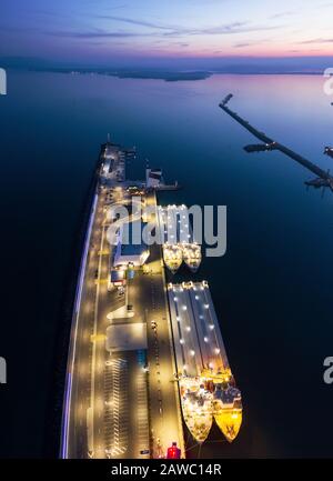 Vista del drone al porto di Burgas di notte Foto Stock